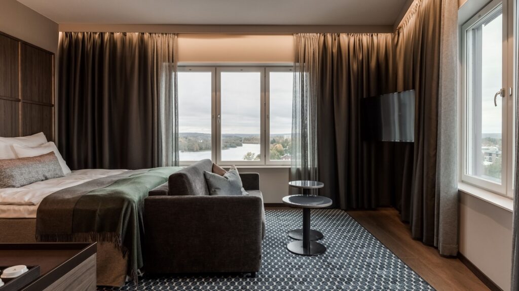 https://bothniancoastalroute.com/wp-content/uploads/2023/10/Clarion-Hotel-Umea-Deluxe7.webb_-1024x575.jpg