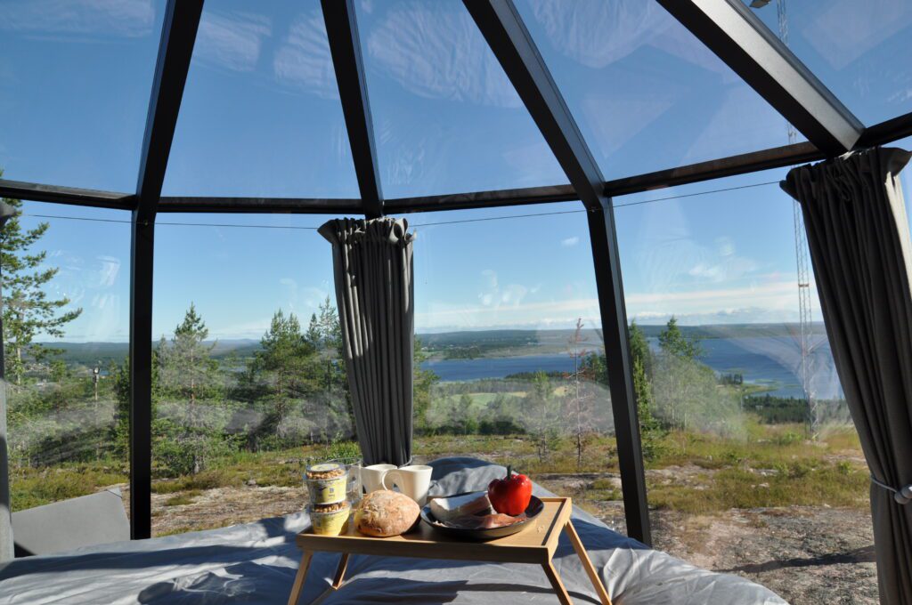 https://bothniancoastalroute.com/wp-content/uploads/2023/12/NorthernLodges_interiorview_summer-1024x680.jpeg