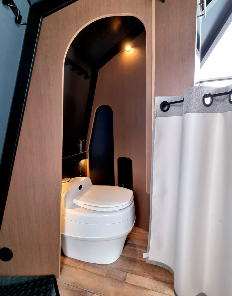 https://bothniancoastalroute.com/wp-content/uploads/2023/12/NorthernLodges_toilet-801x1024.jpeg