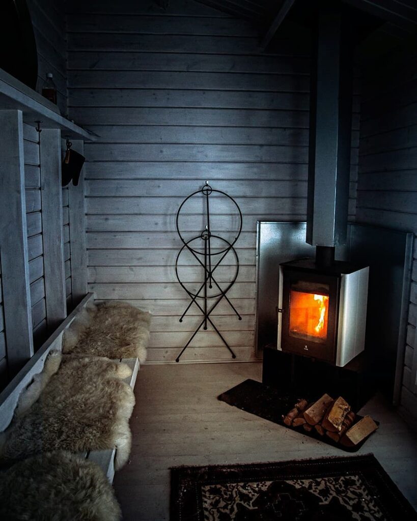https://bothniancoastalroute.com/wp-content/uploads/2023/12/hulkoff_sauna_interior-819x1024.jpeg