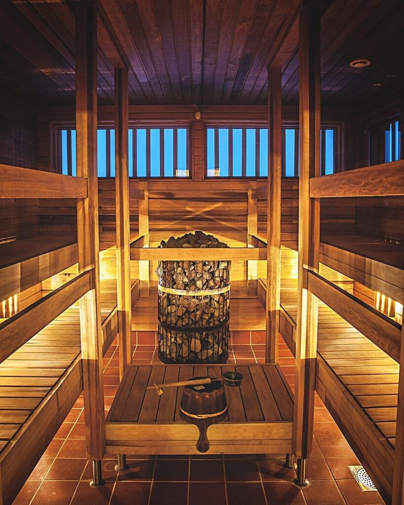 https://bothniancoastalroute.com/wp-content/uploads/2023/12/hulkoff_sauna_interior_benches-819x1024.jpeg