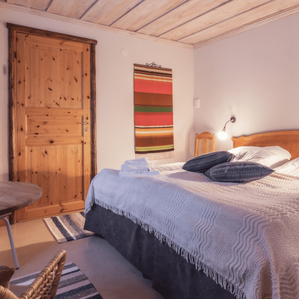 https://bothniancoastalroute.com/wp-content/uploads/2024/08/kalixriversideinn_interiorroom-1024x1024.png