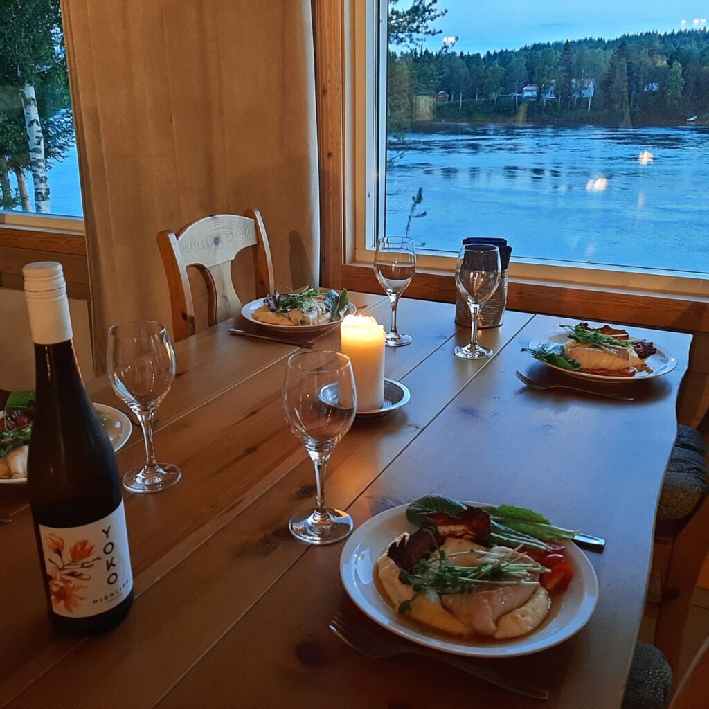 https://bothniancoastalroute.com/wp-content/uploads/2024/08/kalixriversideinn_restaurantview-1024x1024.jpg