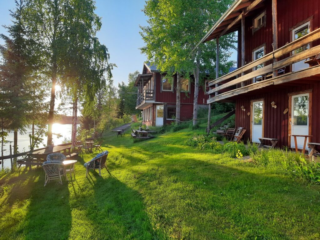 https://bothniancoastalroute.com/wp-content/uploads/2024/08/kalixriversideinn_riverviewexterior-1024x768.jpg
