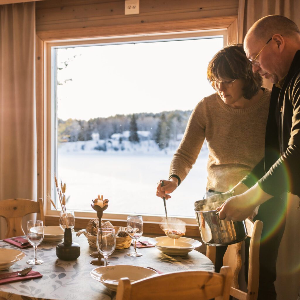 https://bothniancoastalroute.com/wp-content/uploads/2024/08/kalixriversideinn_servingfood-1024x1024.jpg
