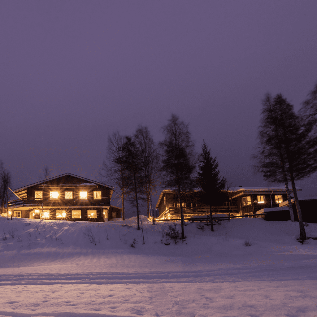 https://bothniancoastalroute.com/wp-content/uploads/2024/08/kalixriversideinn_winter-1024x1024.png